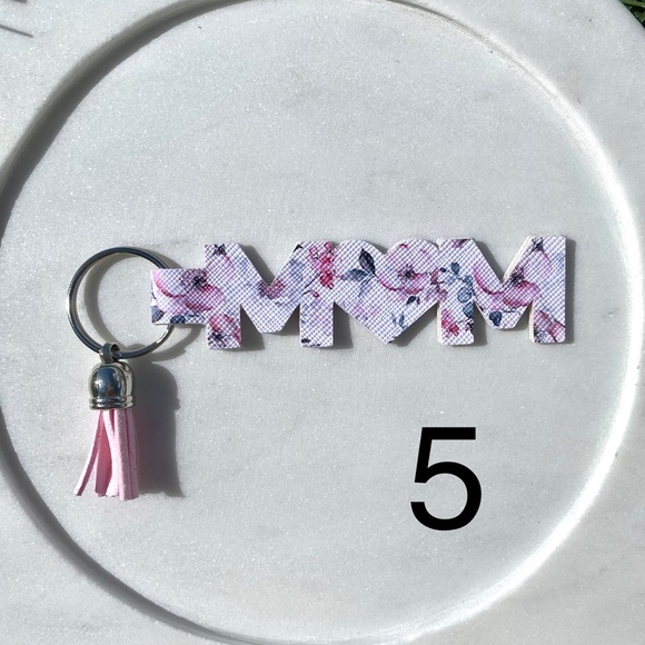 Handmade floral print “MOM” keychain - Picture 1 of 2